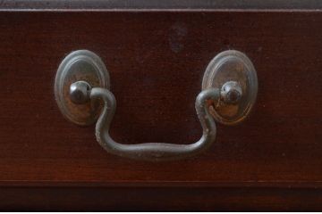 中古　ETHAN ALLEN(イーセンアーレン)　格調高いクラシカルな雰囲気の小さなサイドチェスト(小チェスト、ナイトチェスト、引き出し、米国)(R-082017)
