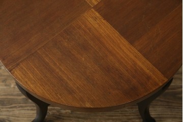 和製アンティーク　天板パーケットリー　洋風デザイン　緩やかな猫脚が魅力的なラウンドコーヒーテーブル　(R-082026)