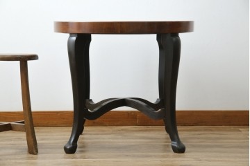 和製アンティーク　天板パーケットリー　洋風デザイン　緩やかな猫脚が魅力的なラウンドコーヒーテーブル　(R-082026)