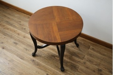 和製アンティーク　天板パーケットリー　洋風デザイン　緩やかな猫脚が魅力的なラウンドコーヒーテーブル　(R-082026)