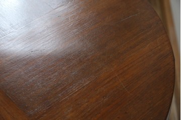 和製アンティーク　天板パーケットリー　洋風デザイン　緩やかな猫脚が魅力的なラウンドコーヒーテーブル　(R-082026)