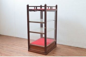 和製アンティーク　欄干と彫刻付き!!　かわいいデザインの縦型ガラスケース(Gケース、ショーケース、ディスプレイケース、コレクションケース、飾り棚、陳列棚、店舗什器)(R-082027)