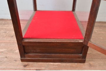 和製アンティーク　欄干と彫刻付き!!　かわいいデザインの縦型ガラスケース(Gケース、ショーケース、ディスプレイケース、コレクションケース、飾り棚、陳列棚、店舗什器)(R-082027)