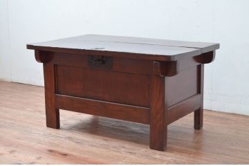 アジアンアンティーク　李朝家具　希少なロータイプ　松材　歴史を感じるデザインの長持ち風ローテーブル(トンケ、銭函、テレビ台、TVボード、テレビボード、TV台、センターテーブル、収納箱、収納付きベンチ、スツール、店舗什器)(R-082036)
