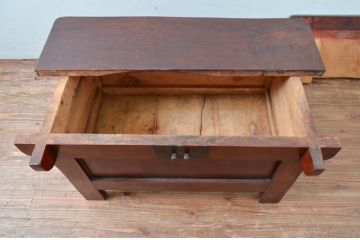 アジアンアンティーク　李朝家具　希少なロータイプ　松材　歴史を感じるデザインの長持ち風ローテーブル(トンケ、銭函、テレビ台、TVボード、テレビボード、TV台、センターテーブル、収納箱、収納付きベンチ、スツール、店舗什器)(R-082036)