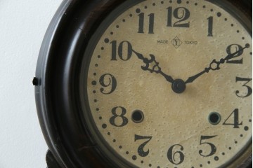 和製アンティーク　明治期より受け継がれた古い木味が魅力のだるま時計　(R-082044)