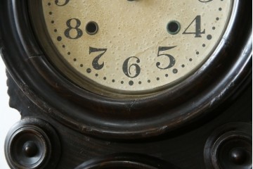 和製アンティーク　明治期より受け継がれた古い木味が魅力のだるま時計　(R-082044)