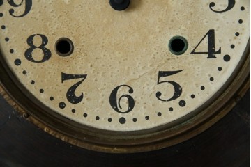 和製アンティーク　明治期より受け継がれた古い木味が魅力のだるま時計　(R-082044)