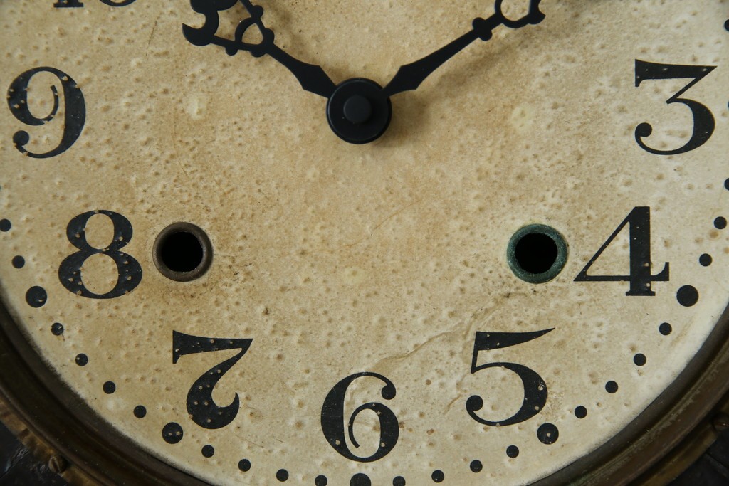 和製アンティーク　明治期より受け継がれた古い木味が魅力のだるま時計　(R-082044)