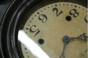 和製アンティーク　明治期より受け継がれた古い木味が魅力のだるま時計　(R-082044)