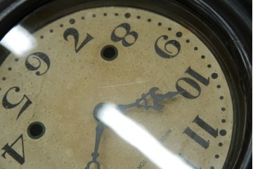 和製アンティーク　明治期より受け継がれた古い木味が魅力のだるま時計　(R-082044)