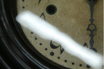 和製アンティーク　明治期より受け継がれた古い木味が魅力のだるま時計　(R-082044)