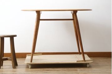 イギリスビンテージ　激レア　希少モデル　ERCOL(アーコール)　ナチュラルな木の風合いが魅力的なマガジンラック付きラウンドテーブル(丸テーブル、2人掛けダイニングテーブル、北欧、英国、ヴィンテージ)(R-082053)