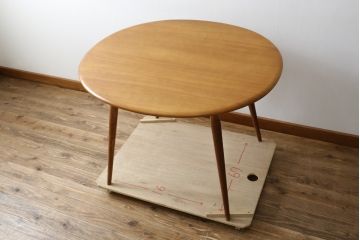 イギリスビンテージ　激レア　希少モデル　ERCOL(アーコール)　ナチュラルな木の風合いが魅力的なマガジンラック付きラウンドテーブル(丸テーブル、2人掛けダイニングテーブル、北欧、英国、ヴィンテージ)(R-082053)