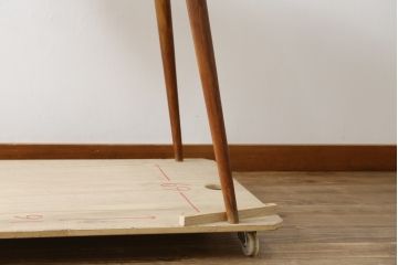 イギリスビンテージ　激レア　希少モデル　ERCOL(アーコール)　ナチュラルな木の風合いが魅力的なマガジンラック付きラウンドテーブル(丸テーブル、2人掛けダイニングテーブル、北欧、英国、ヴィンテージ)(R-082053)