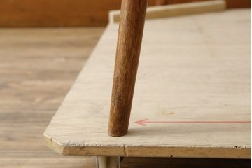 イギリスビンテージ　激レア　希少モデル　ERCOL(アーコール)　ナチュラルな木の風合いが魅力的なマガジンラック付きラウンドテーブル(丸テーブル、2人掛けダイニングテーブル、北欧、英国、ヴィンテージ)(R-082053)