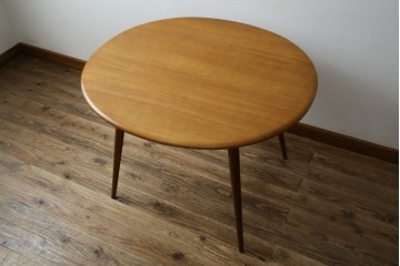 イギリスビンテージ　激レア　希少モデル　ERCOL(アーコール)　ナチュラルな木の風合いが魅力的なマガジンラック付きラウンドテーブル　(R-082053)