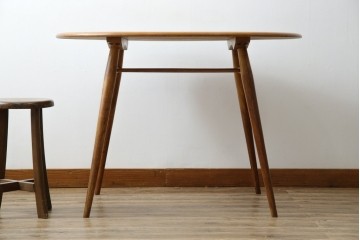 イギリスビンテージ　激レア　希少モデル　ERCOL(アーコール)　ナチュラルな木の風合いが魅力的なマガジンラック付きラウンドテーブル　(R-082053)