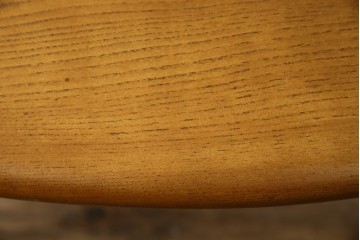 イギリスビンテージ　激レア　希少モデル　ERCOL(アーコール)　ナチュラルな木の風合いが魅力的なマガジンラック付きラウンドテーブル　(R-082053)