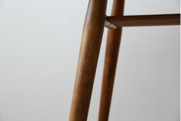 イギリスビンテージ　激レア　希少モデル　ERCOL(アーコール)　ナチュラルな木の風合いが魅力的なマガジンラック付きラウンドテーブル　(R-082053)