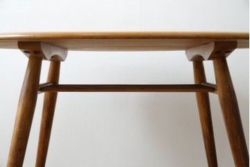 イギリスビンテージ　激レア　希少モデル　ERCOL(アーコール)　ナチュラルな木の風合いが魅力的なマガジンラック付きラウンドテーブル　(R-082053)