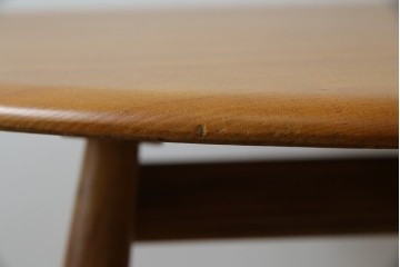 イギリスビンテージ　激レア　希少モデル　ERCOL(アーコール)　ナチュラルな木の風合いが魅力的なマガジンラック付きラウンドテーブル　(R-082053)