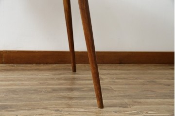 イギリスビンテージ　激レア　希少モデル　ERCOL(アーコール)　ナチュラルな木の風合いが魅力的なマガジンラック付きラウンドテーブル　(R-082053)