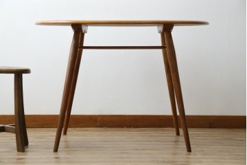 イギリスビンテージ　激レア　希少モデル　ERCOL(アーコール)　ナチュラルな木の風合いが魅力的なマガジンラック付きラウンドテーブル　(R-082053)