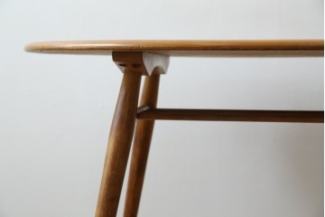 イギリスビンテージ　激レア　希少モデル　ERCOL(アーコール)　ナチュラルな木の風合いが魅力的なマガジンラック付きラウンドテーブル　(R-082053)