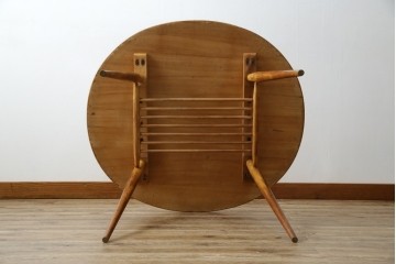 イギリスビンテージ　激レア　希少モデル　ERCOL(アーコール)　ナチュラルな木の風合いが魅力的なマガジンラック付きラウンドテーブル　(R-082053)