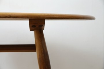 イギリスビンテージ　激レア　希少モデル　ERCOL(アーコール)　ナチュラルな木の風合いが魅力的なマガジンラック付きラウンドテーブル　(R-082053)