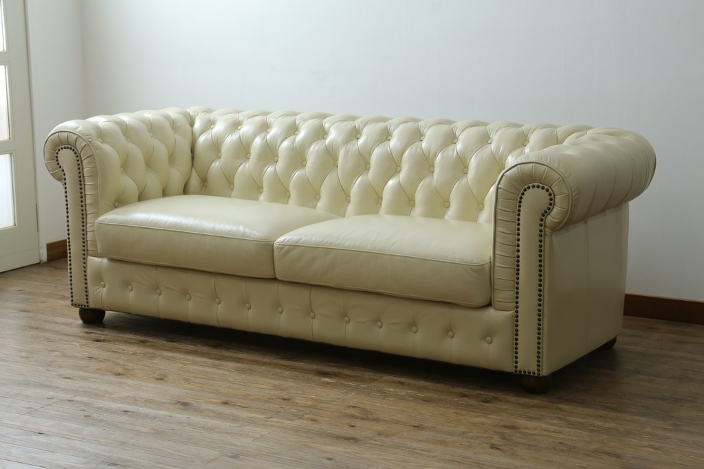 中古　超美品　ほぼ新品　入手困難商品　SUNTON(サントン)社　Huntington(ハンティントン)シリーズ　本革(レザー)　上質な空間づくりに取り入れたいチェスターフィールドソファ　(R-082054)