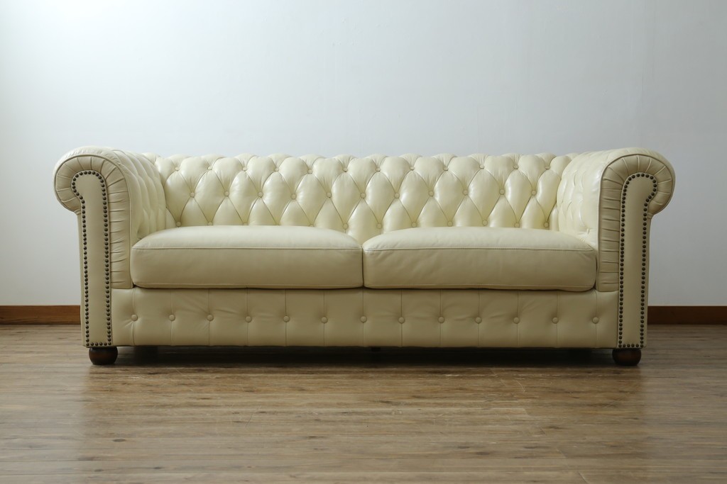 中古　超美品　ほぼ新品　入手困難商品　SUNTON(サントン)社　Huntington(ハンティントン)シリーズ　本革(レザー)　上質な空間づくりに取り入れたいチェスターフィールドソファ　(R-082054)