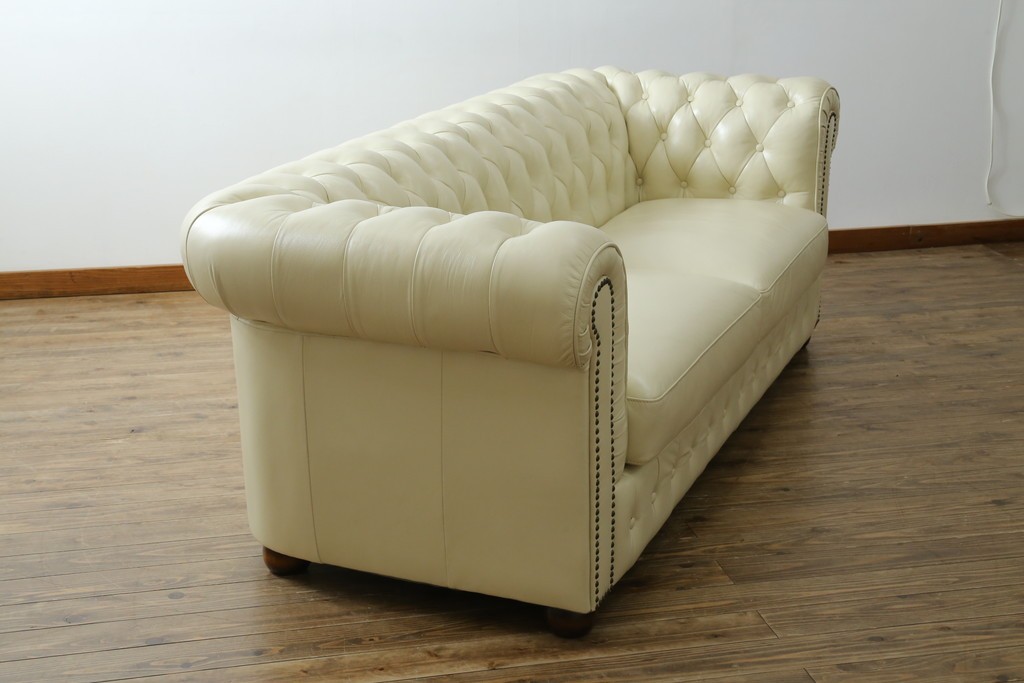 中古　超美品　ほぼ新品　入手困難商品　SUNTON(サントン)社　Huntington(ハンティントン)シリーズ　本革(レザー)　上質な空間づくりに取り入れたいチェスターフィールドソファ　(R-082054)