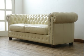 中古　超美品　ほぼ新品　入手困難商品　SUNTON(サントン)社　Huntington(ハンティントン)シリーズ　本革(レザー)　上質な空間づくりに取り入れたいチェスターフィールドソファ　(R-082054)