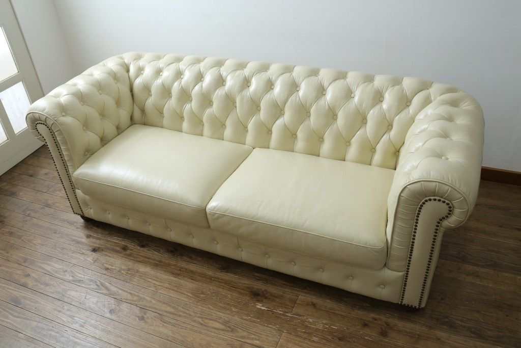 中古　超美品　ほぼ新品　入手困難商品　SUNTON(サントン)社　Huntington(ハンティントン)シリーズ　本革(レザー)　上質な空間づくりに取り入れたいチェスターフィールドソファ　(R-082054)