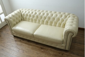 中古　超美品　ほぼ新品　入手困難商品　SUNTON(サントン)社　Huntington(ハンティントン)シリーズ　本革(レザー)　上質な空間づくりに取り入れたいチェスターフィールドソファ　(R-082054)