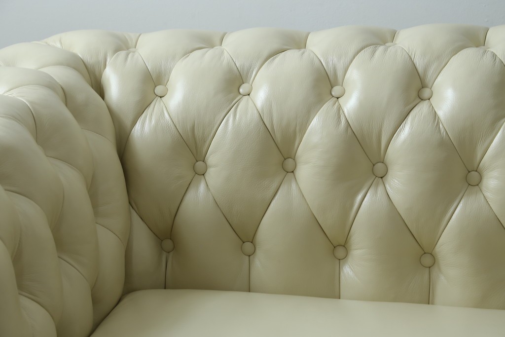 中古　超美品　ほぼ新品　入手困難商品　SUNTON(サントン)社　Huntington(ハンティントン)シリーズ　本革(レザー)　上質な空間づくりに取り入れたいチェスターフィールドソファ　(R-082054)