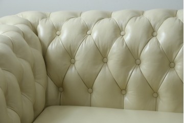 中古　超美品　ほぼ新品　入手困難商品　SUNTON(サントン)社　Huntington(ハンティントン)シリーズ　本革(レザー)　上質な空間づくりに取り入れたいチェスターフィールドソファ　(R-082054)