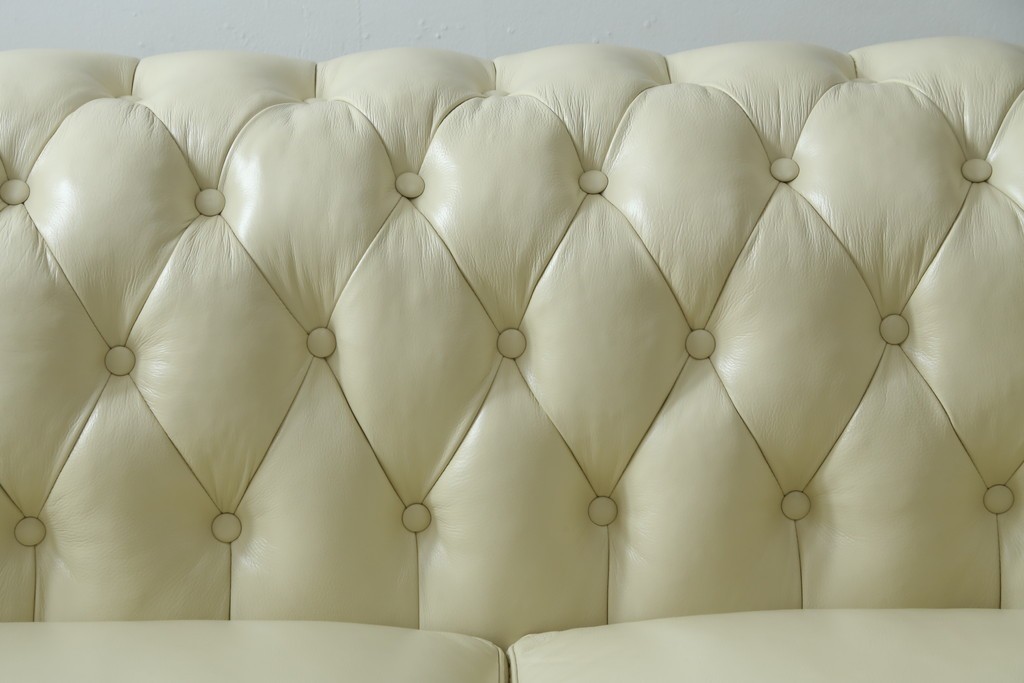 中古　超美品　ほぼ新品　入手困難商品　SUNTON(サントン)社　Huntington(ハンティントン)シリーズ　本革(レザー)　上質な空間づくりに取り入れたいチェスターフィールドソファ　(R-082054)