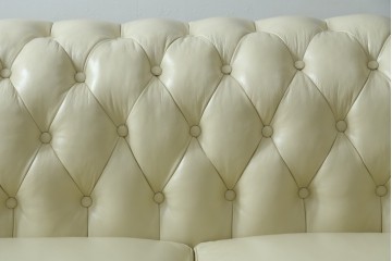 中古　超美品　ほぼ新品　入手困難商品　SUNTON(サントン)社　Huntington(ハンティントン)シリーズ　本革(レザー)　上質な空間づくりに取り入れたいチェスターフィールドソファ　(R-082054)