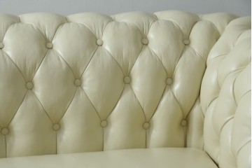 中古　超美品　ほぼ新品　入手困難商品　SUNTON(サントン)社　Huntington(ハンティントン)シリーズ　本革(レザー)　上質な空間づくりに取り入れたいチェスターフィールドソファ　(R-082054)