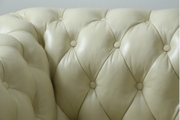 中古　超美品　ほぼ新品　入手困難商品　SUNTON(サントン)社　Huntington(ハンティントン)シリーズ　本革(レザー)　上質な空間づくりに取り入れたいチェスターフィールドソファ　(R-082054)