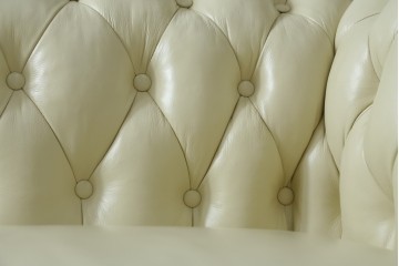 中古　超美品　ほぼ新品　入手困難商品　SUNTON(サントン)社　Huntington(ハンティントン)シリーズ　本革(レザー)　上質な空間づくりに取り入れたいチェスターフィールドソファ　(R-082054)