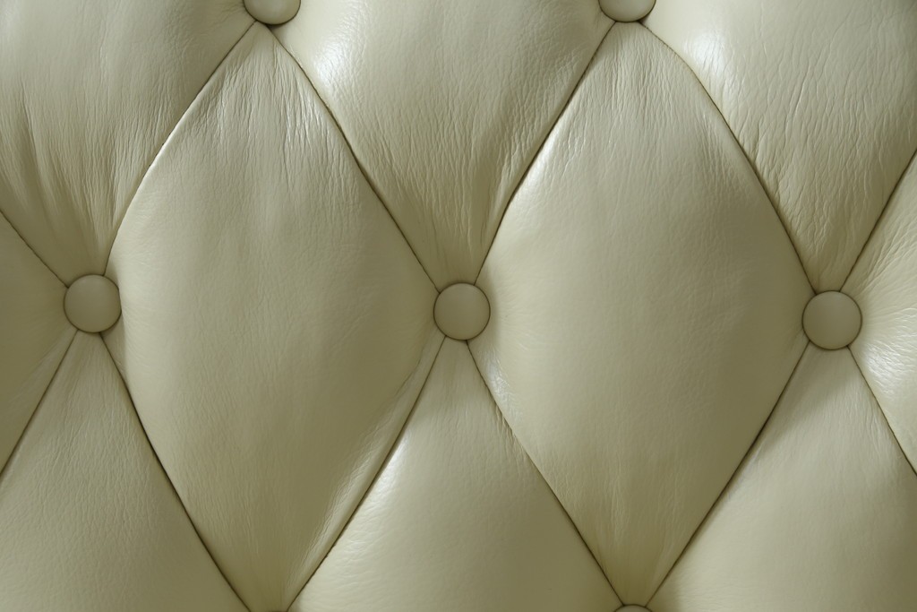 中古　超美品　ほぼ新品　入手困難商品　SUNTON(サントン)社　Huntington(ハンティントン)シリーズ　本革(レザー)　上質な空間づくりに取り入れたいチェスターフィールドソファ　(R-082054)