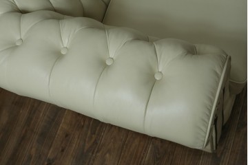 中古　超美品　ほぼ新品　入手困難商品　SUNTON(サントン)社　Huntington(ハンティントン)シリーズ　本革(レザー)　上質な空間づくりに取り入れたいチェスターフィールドソファ　(R-082054)