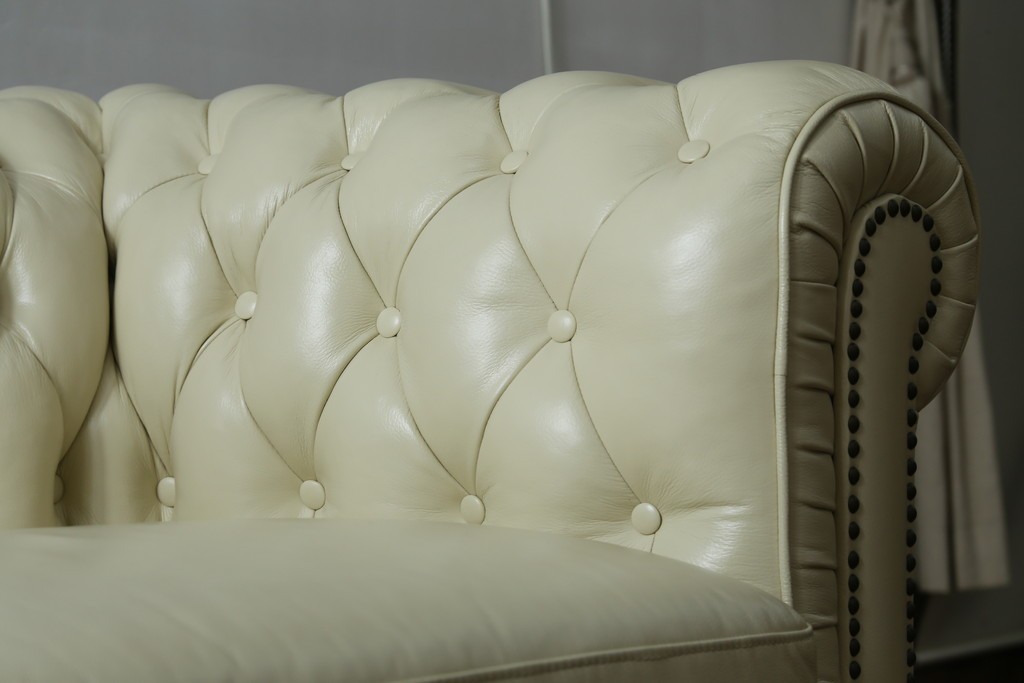 中古　超美品　ほぼ新品　入手困難商品　SUNTON(サントン)社　Huntington(ハンティントン)シリーズ　本革(レザー)　上質な空間づくりに取り入れたいチェスターフィールドソファ　(R-082054)