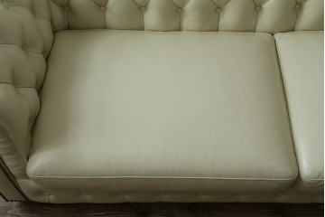 中古　超美品　ほぼ新品　入手困難商品　SUNTON(サントン)社　Huntington(ハンティントン)シリーズ　本革(レザー)　上質な空間づくりに取り入れたいチェスターフィールドソファ　(R-082054)