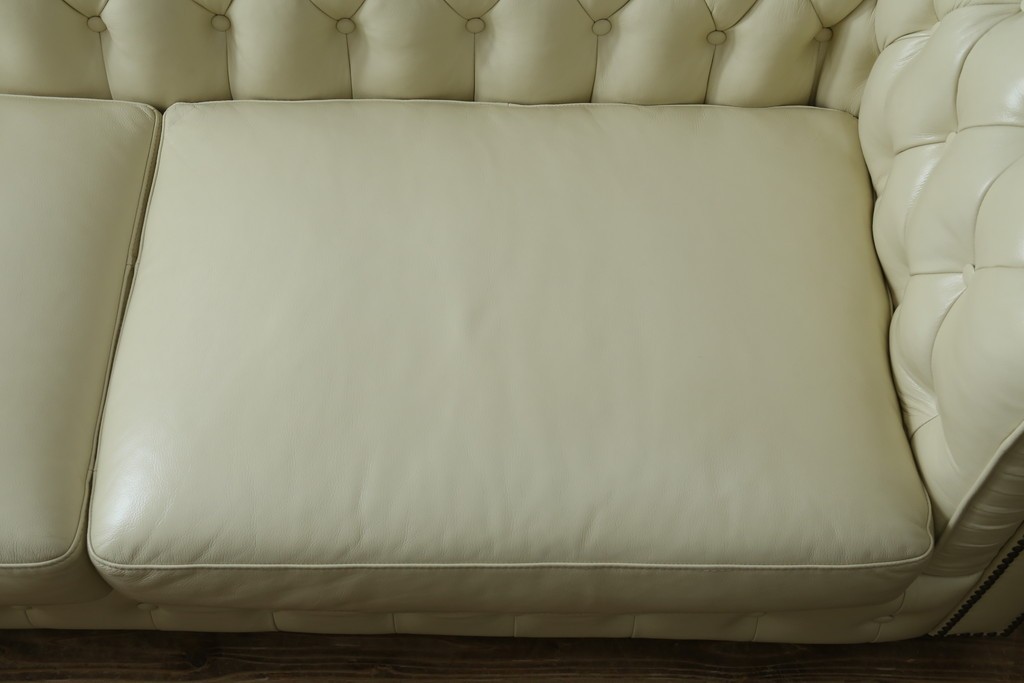 中古　超美品　ほぼ新品　入手困難商品　SUNTON(サントン)社　Huntington(ハンティントン)シリーズ　本革(レザー)　上質な空間づくりに取り入れたいチェスターフィールドソファ　(R-082054)