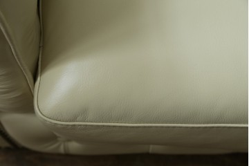 中古　超美品　ほぼ新品　入手困難商品　SUNTON(サントン)社　Huntington(ハンティントン)シリーズ　本革(レザー)　上質な空間づくりに取り入れたいチェスターフィールドソファ　(R-082054)